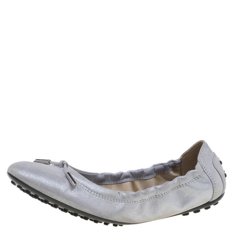 Pre Owned Tod's Metallic Silver Leather Dee Ballet Flats Size 37.5