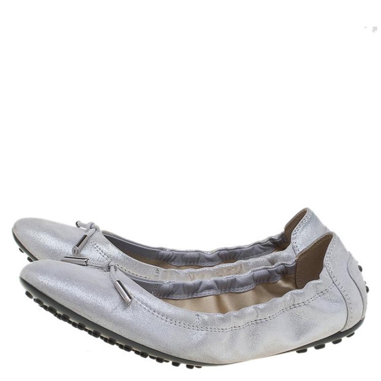 Pre Owned Tod's Metallic Silver Leather Dee Ballet Flats Size 37.5