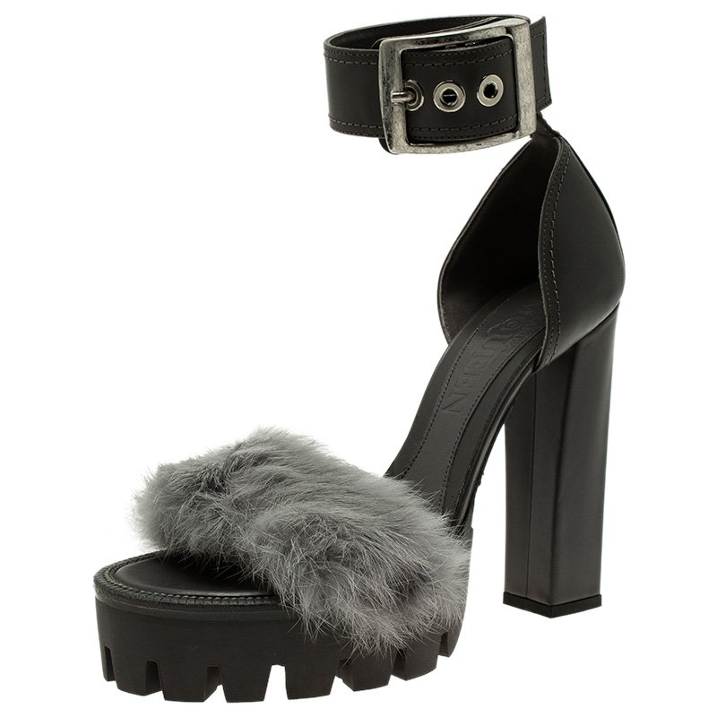 مملوكة مسبقًا صندل أليكساندر مكوين بنعل سميك وشريط كاحل مزين بإبزيم جلد ومنك رصاصي مقاس 38