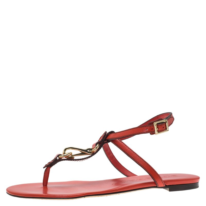 مملوكة مسبقًا صندل اصبع بربري ريزون بشريط كاحل جلد أحمر مقاس 39