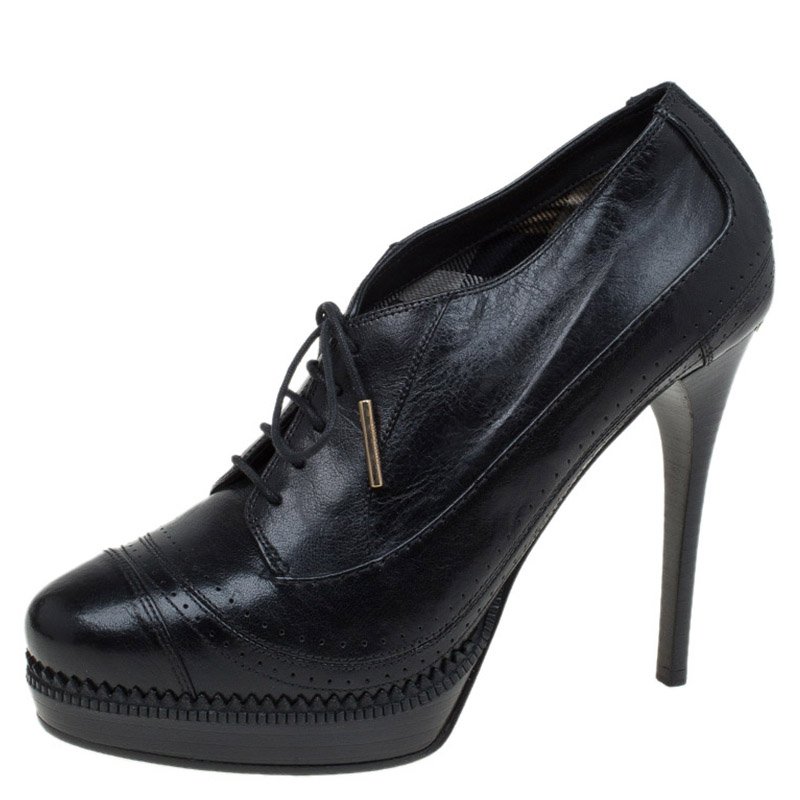 Pre Owned بوت للكاحل بربري جلد بروغي أسود برباط نعل سميك مقاس 40