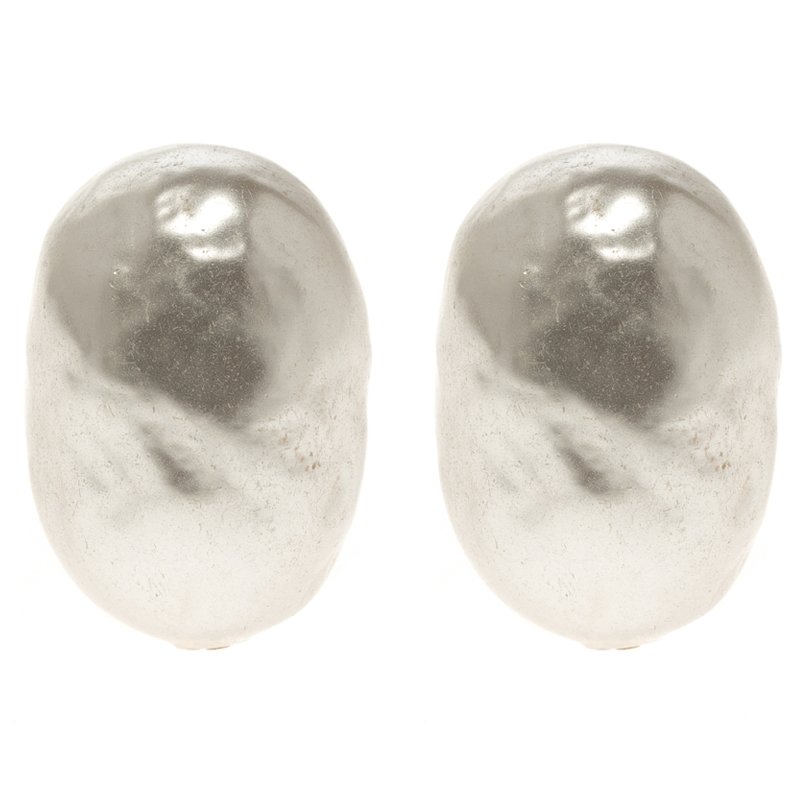 مملوكة مسبقًا Carolina Herrera White Faux Pearl Clip-on Stud Earrings 