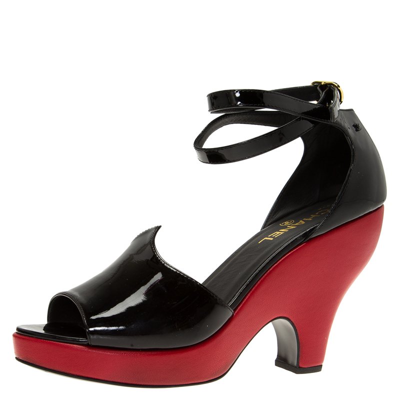 مملوكة مسبقًا صندل شانيل بحزام كروس كعب روكى جلد أسود لامع مقاس 41.5