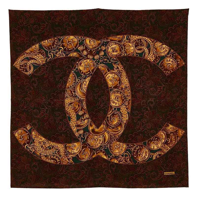 Pre Owned وشاح شانيل CC ميدال يون حرير مطبع بني مربع
