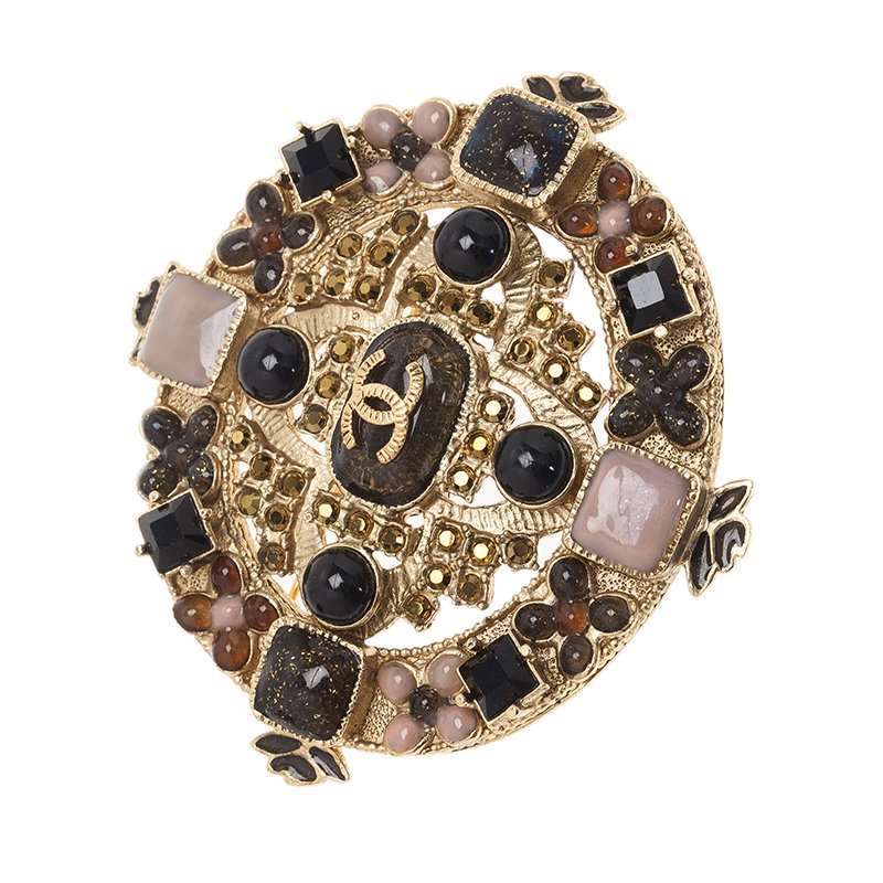 مملوكة مسبقًا بروش شانيل CC متعاكسة كريستال متعدد الألوان ذهبي