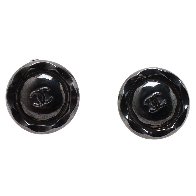 مملوكة مسبقًا Chanel CC Round Silver Tone Clip-On Earrings