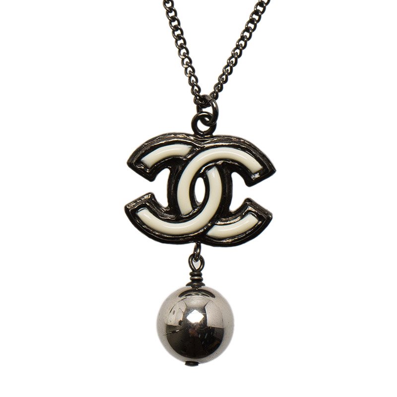 مملوكة مسبقًا Chanel CC Black and White Metal Drop Pendant Necklace