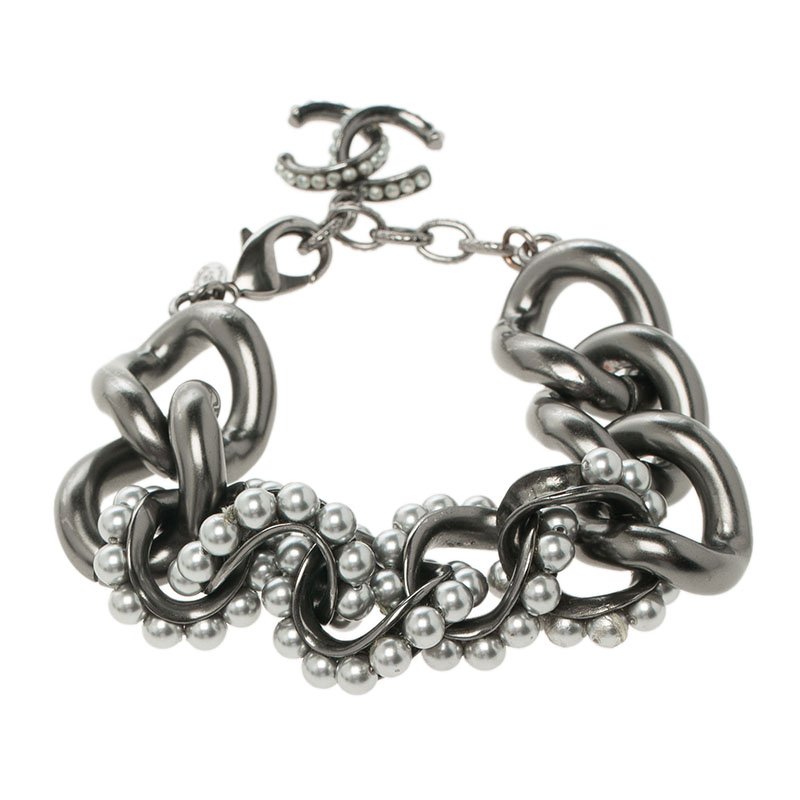 Pre Owned Chanel Curb Link Faux Pearl & Grey Tone Chain Bracelet