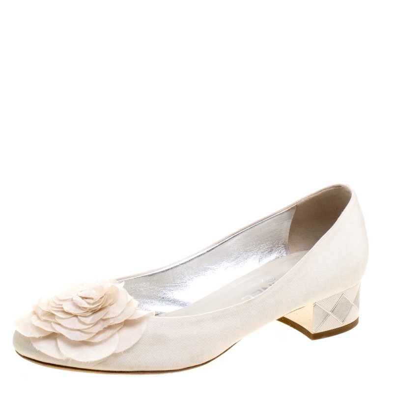 مملوكة مسبقًا Chanel Off White Fabric Camellia Pumps Size 40