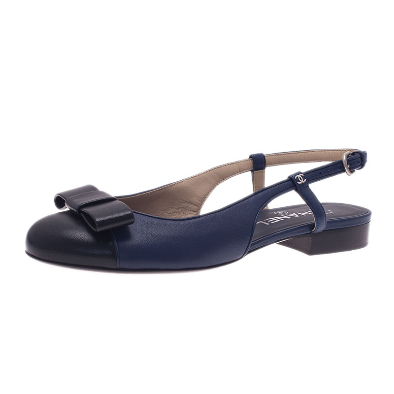 مملوكة مسبقًا Chanel Blue and Black Leather Bow Flat Slingback Sandals Size 39