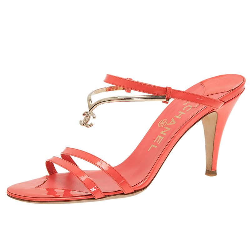 مملوكة مسبقًا Chanel Coral Leather and Gold Metal Logo Strappy Slides Size 38