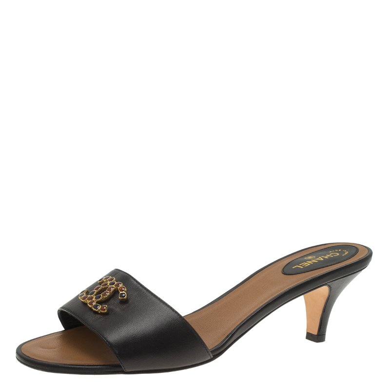 Pre Owned صندل شانيل CC كريستال جلد أسود مقاس 41