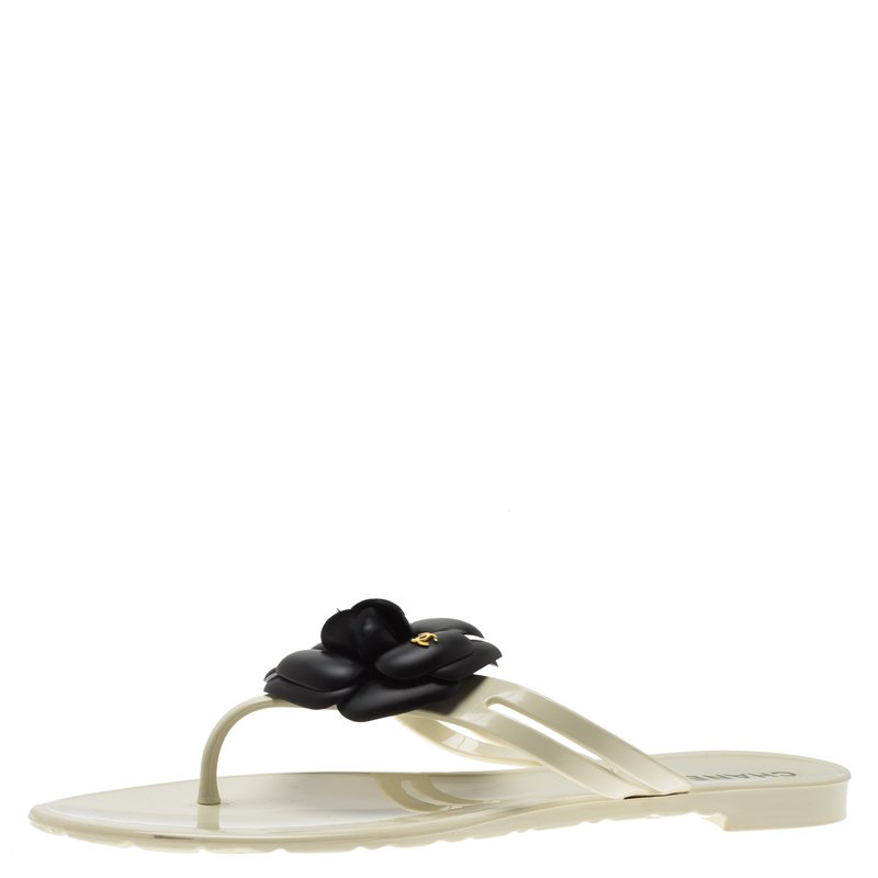 مملوكة مسبقًا Chanel Monochrome Jelly Camellia Thong Sandals Size 39