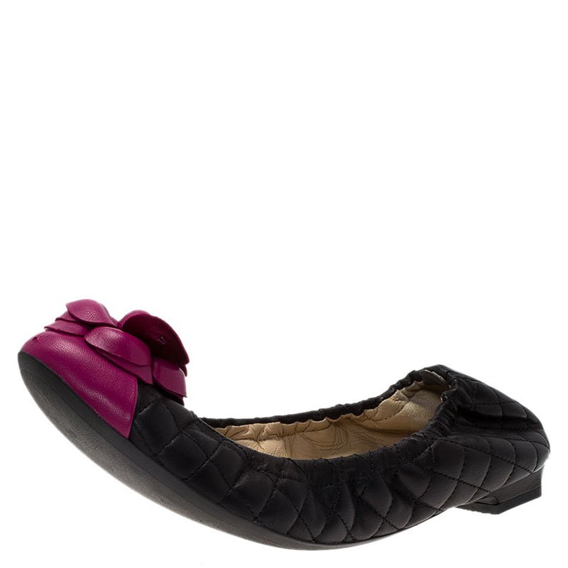 مملوكة مسبقًا Chanel Two Tone Quilted Leather Camellia Ballet Flats Size 38