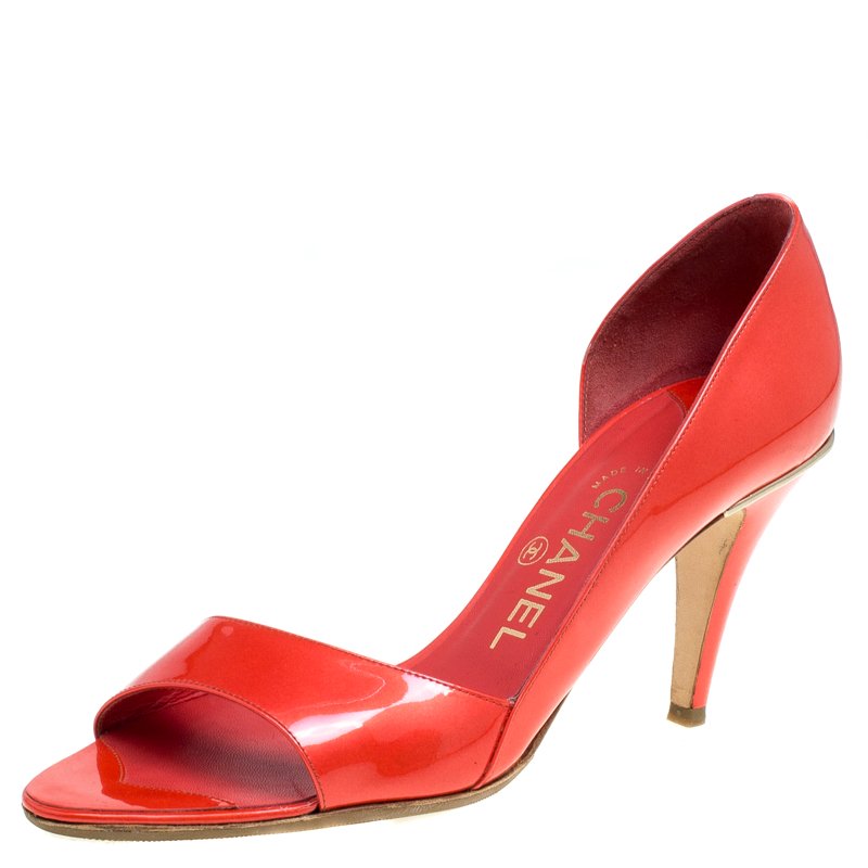 مملوكة مسبقًا حذاء كعب عالي شانيل دورسي جلد أحمر لامع مقدمة مفتوحة مقاس 39