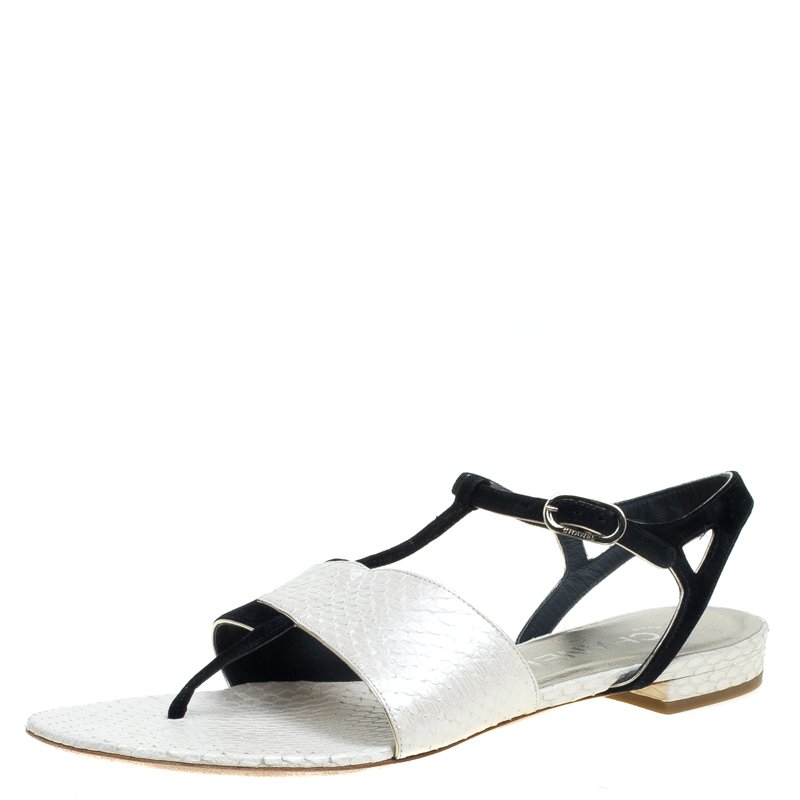 مملوكة مسبقًا صندل أصبع شانيل جلد ثعبان كريمي/أسود لامع وسويدي مقاس 38.5