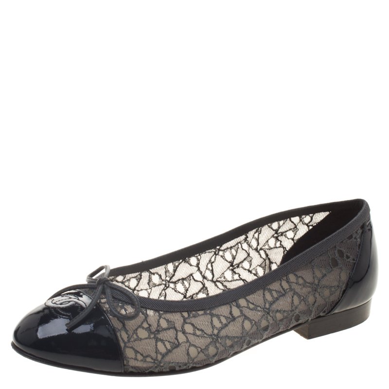 مملوكة مسبقًا Chanel Two Tone Lace and Patent Leather CC Cap Toe Ballet Flats Size 38.5