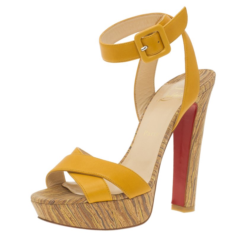 مملوكة مسبقًا صندل كريستيان لوبوتان جلد أصفر بسيور متعاكسة و حزام للكاحل نعل سميك مقاس 37.5