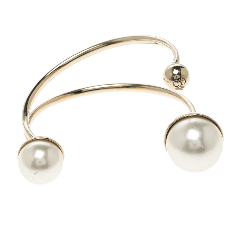 Pre Owned سوار مفتوح ديور التراديو لؤلؤ صناعي ذهبي اللون 16 سم