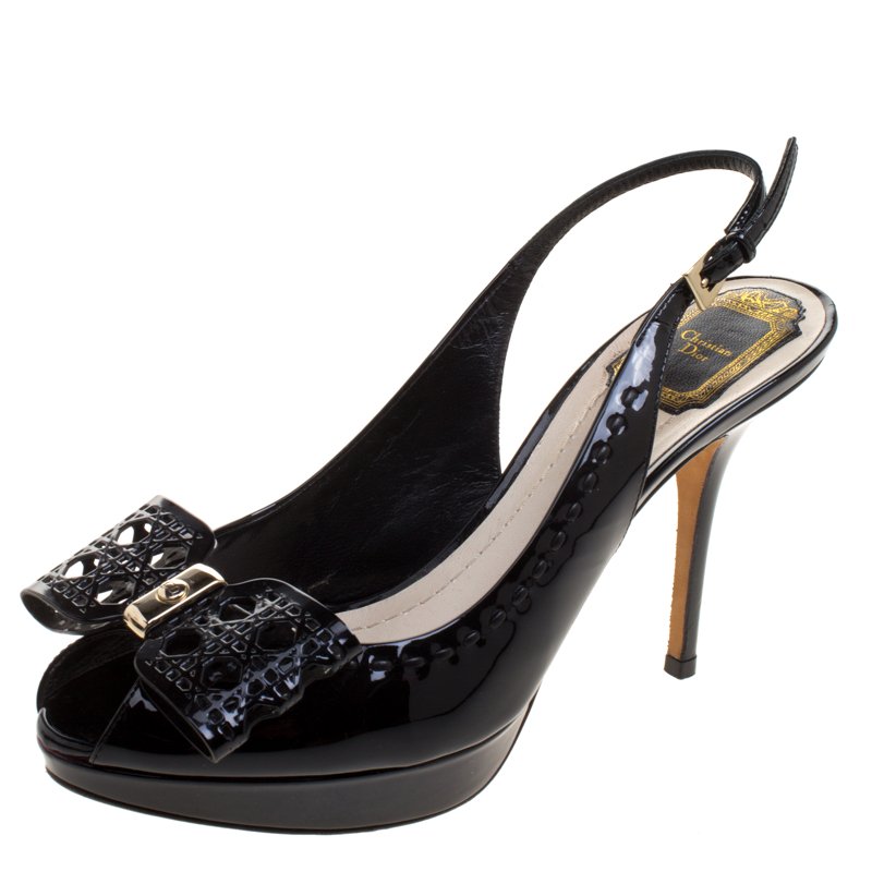 مملوكة مسبقًا صندل ديور فتحة كعب باترفلاي تفاصيل فيونكة كاناج لامع أسود مقاس 38
