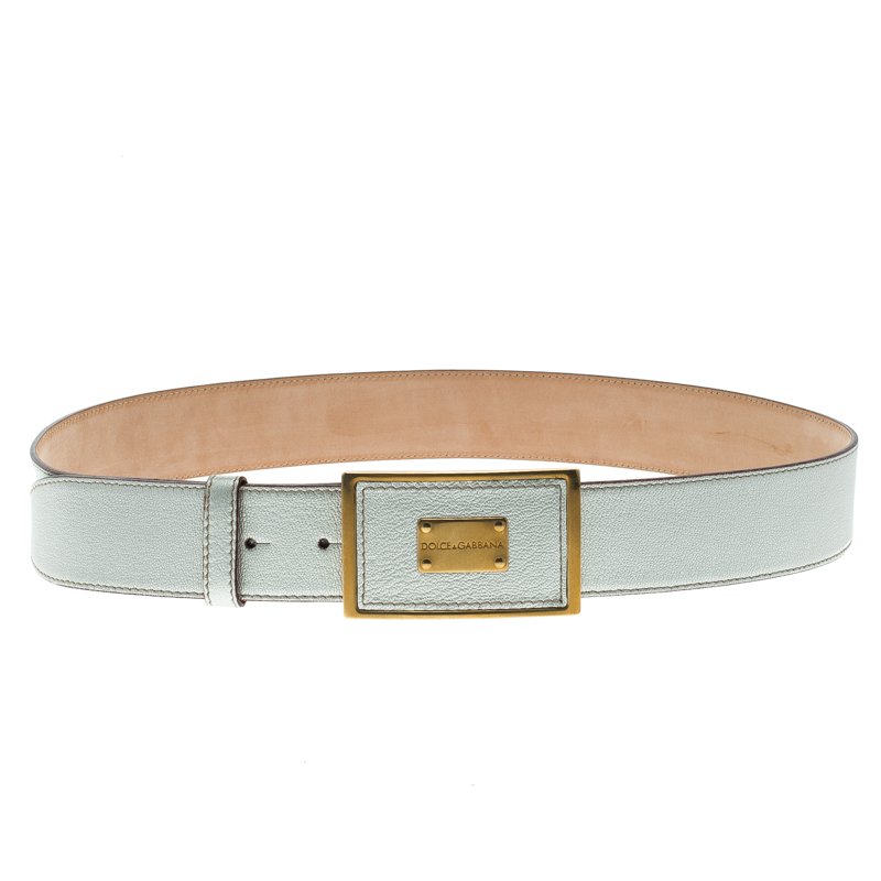 مملوكة مسبقًا حزام دولتشي أند غابانا حلية بشعار الماركة وجلد فضي 90 سم