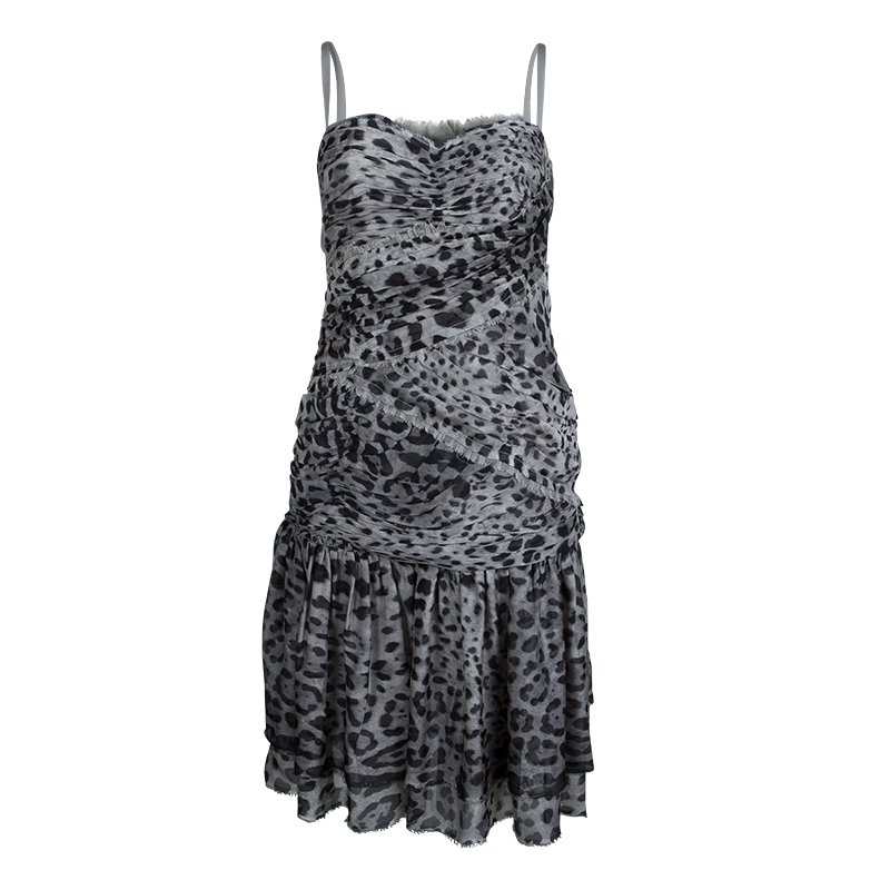 مملوكة مسبقًا فستان دولتشي أند غابانا حرير مطبوع رصاصي نقشة الفهد بكشكشة M