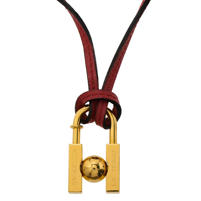 Pre Owned Hermès 2001 L'Homme Peut Embellir La Terre Padlock Gold Tone Pendant Necklace