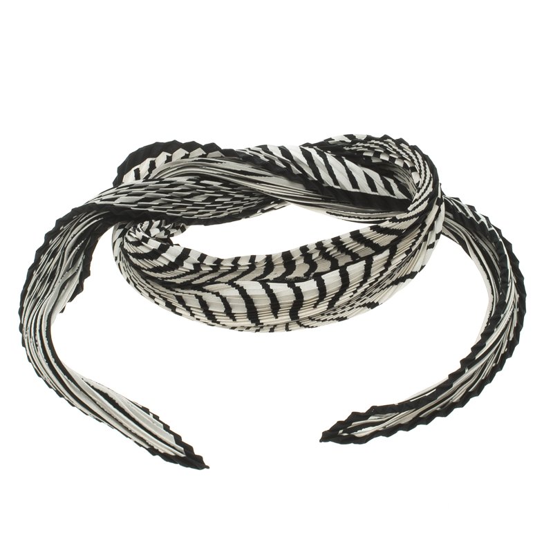 Pre Owned Hermes Monochrome Printed Plisse Silk Diamond Scarf