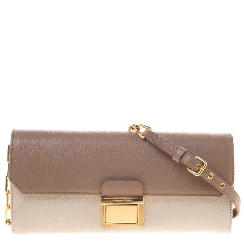 مملوكة مسبقًا حقيبة كلاتش ميو ميو سلسلة جلد بيج/ بيج فاتح