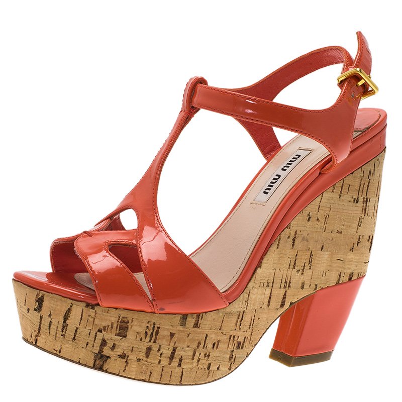 مملوكة مسبقًا Miu Miu Coral Patent Wedges Sandals Size 36