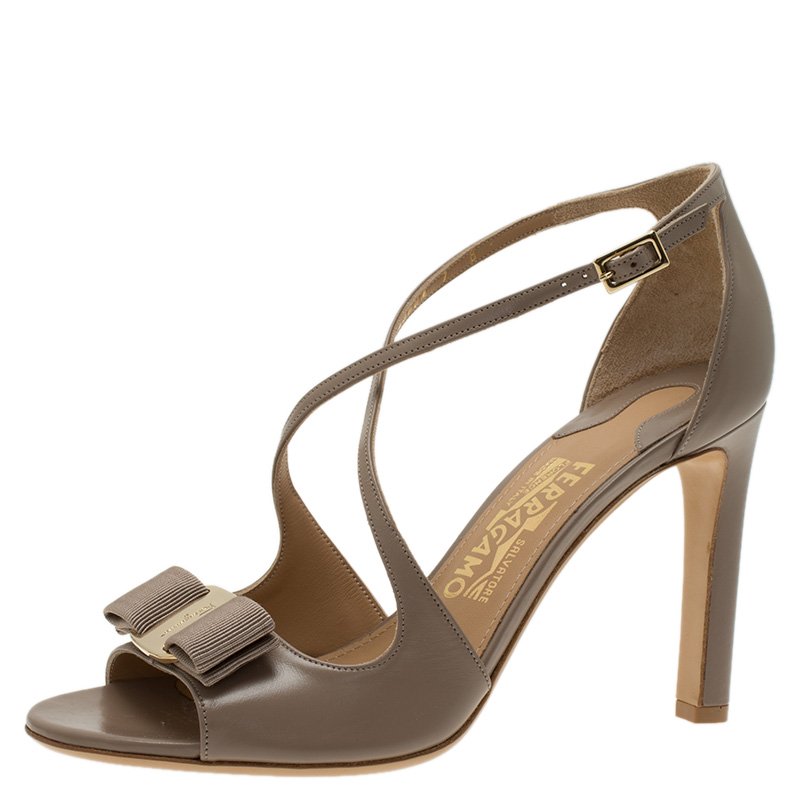 مملوكة مسبقًا صندل سالفاتوري فيراغامو غابريل  بشرائط متقاطعة مزين بفيونكة جلد بيج مقاس 37.5