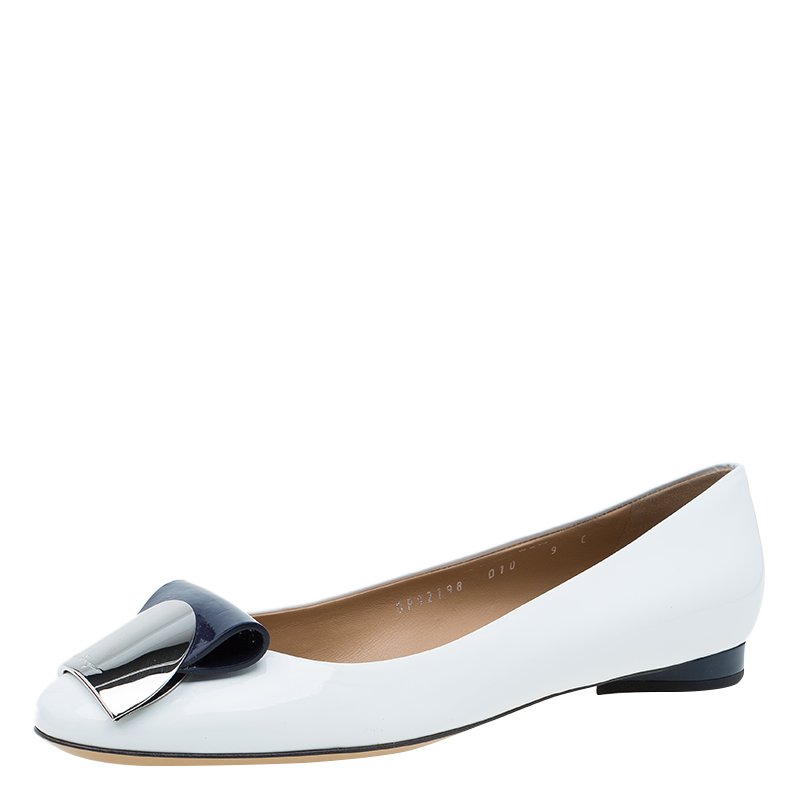 مملوكة مسبقًا Salvatore Ferragamo White Patent Metal Plaque Ballet Flats Size 39.5