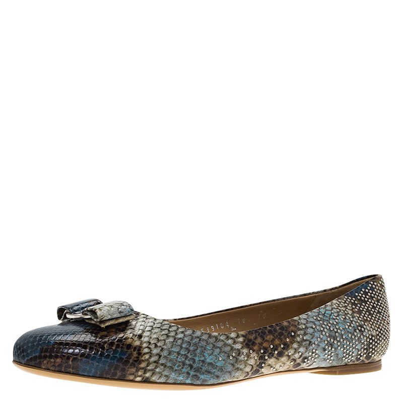 Pre Owned حذاء باليرينا فلات سالفاتوري فيراغامو فارينا جلد ثعبان أزرق مرصع بفيونكة مزينة مقاس 40.5