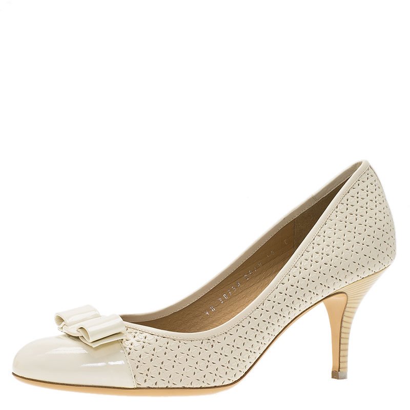 مملوكة مسبقًا Salvatore Ferragamo Cream Cutout Leather Carla Vara Bow Pumps Size 40.5