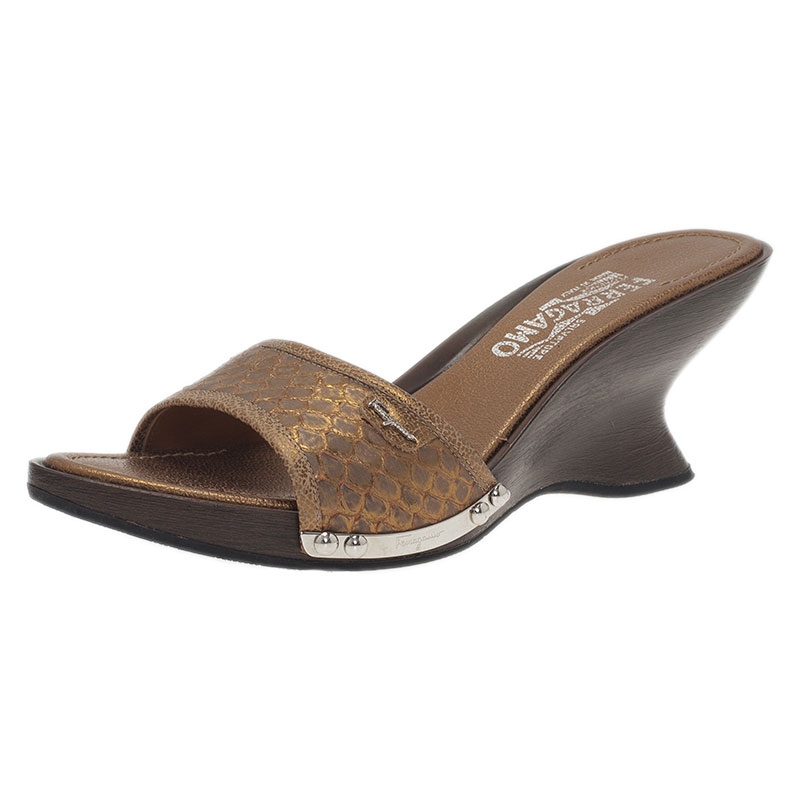 مملوكة مسبقًا حذاء سلايد روكي سالفاتوري فيراغامو  مقدمة مفتوحة  جلد ثعبان زخارف فضية مقاس 38.5