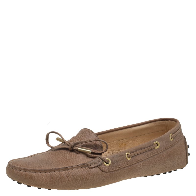 مملوكة مسبقًا حذاء لوفرز تودز جلد بني بفيونكة مقاس 39.5