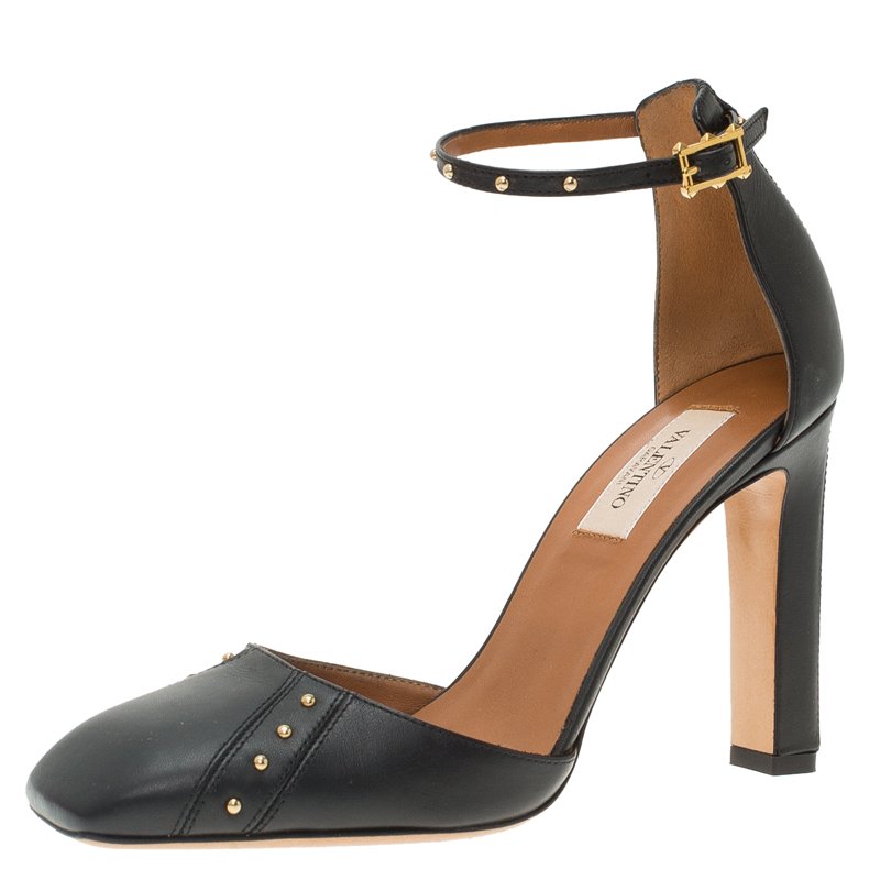 مملوكة مسبقًا حذاء كعب عالي فالنتينو جلد أسود مرصع بحزام للكاحل مقدمة مربعة مقاس 37.5