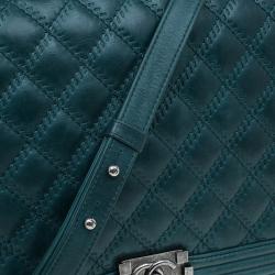 مملوكة مسبقًا حقيبة يد شانيل بوي بقلاب مطرزة جلد مبطن خضراء كبيرة