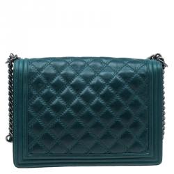 مملوكة مسبقًا حقيبة يد شانيل بوي بقلاب مطرز ة جلد مبطن خضراء كبيرة