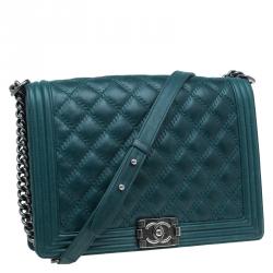 مملوكة مسبقًا حقيبة يد شانيل بوي بقلاب مطرزة جلد مبطن خضراء كبيرة