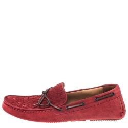 مملوكة مسبقًا Bottega Veneta Red Intrecciato Suede Bow Slip On Loafers Size 42