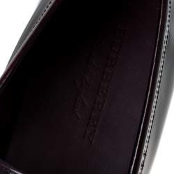 مملوكة مسبقًا Burberry Burgundy Leather Solway Chain Detail Slip On Loafers Size 44.5