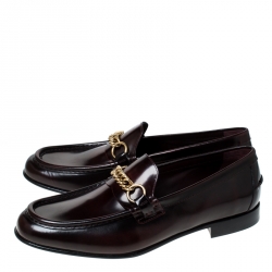 مملوكة مسبقًا Burberry Burgundy Leather Solway Chain Detail Slip On Loafers Size 44.5