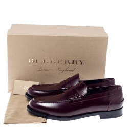 Pre Owned حذاء لوفرز بربري بدمونت جلد عنابي داكن مقاس 45.5