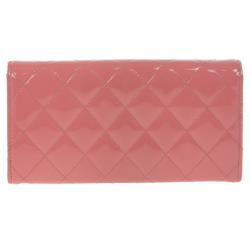مملوكة مسبقًا Chanel Pink Patent Quilted Continental Wallet