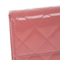 مملوكة مسبقًا Chanel Pink Patent Quilted Continental Wallet