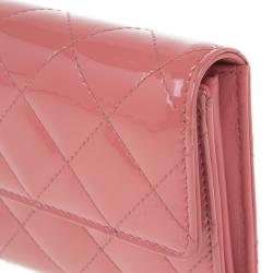 مملوكة مسبقًا Chanel Pink Patent Quilted Continental Wallet