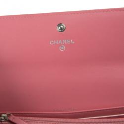 مملوكة مسبقًا Chanel Pink Patent Quilted Continental Wallet