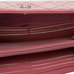 مملوكة مسبقًا Chanel Pink Patent Quilted Continental Wallet