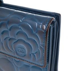 مملوكة مسبقًا Chanel Blue Lambskin Embossed Camellia Wallet